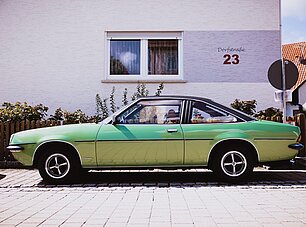 Ein Auto parkt vor einem Haus.